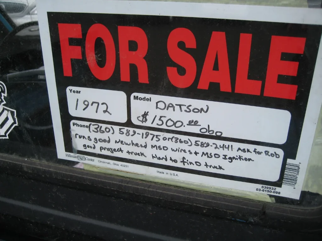 Cartel de venta en la ventana de un carro usado: el bill of sale respalda la compra entre particulares
