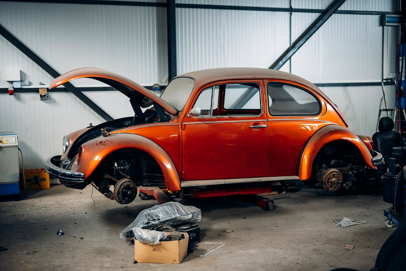 Carro de subasta en proceso de restauración dentro de un taller