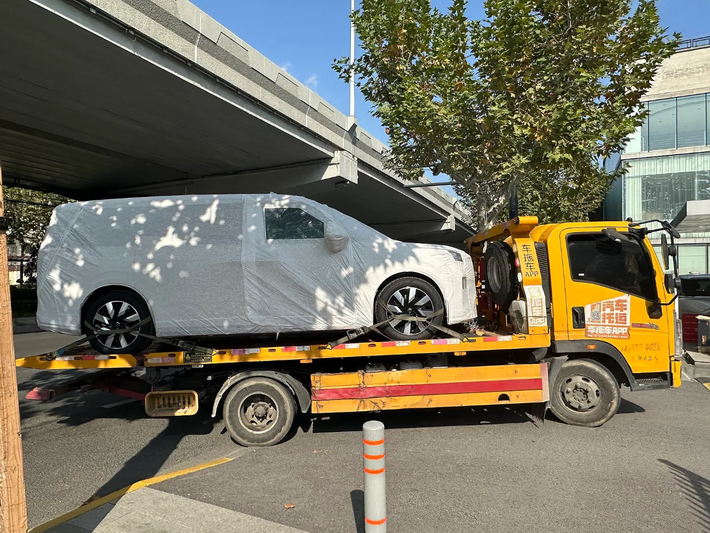 Camión plataforma para transportar vehículos, como los que sacan un carro del patio de subasta