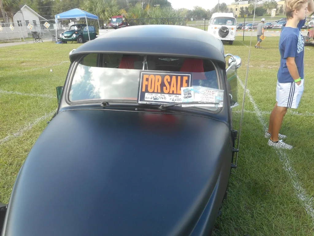 Carro usado con letrero de venta en el parabrisas, como los que se compran por Marketplace a un particular