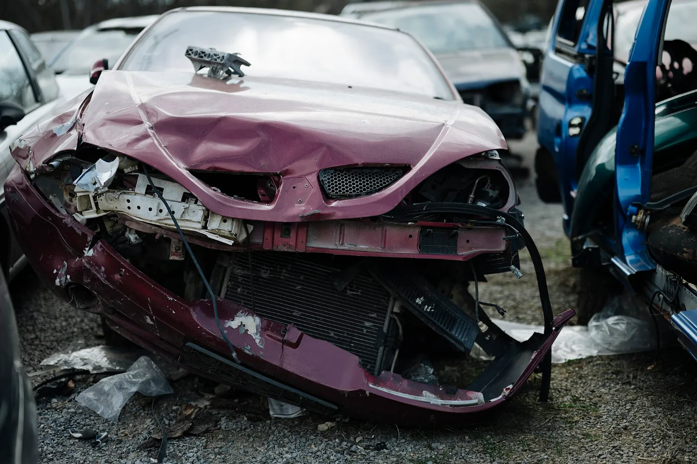 Carro con daño frontal en un patio de salvamento, como los que se compran con título salvage para reparar