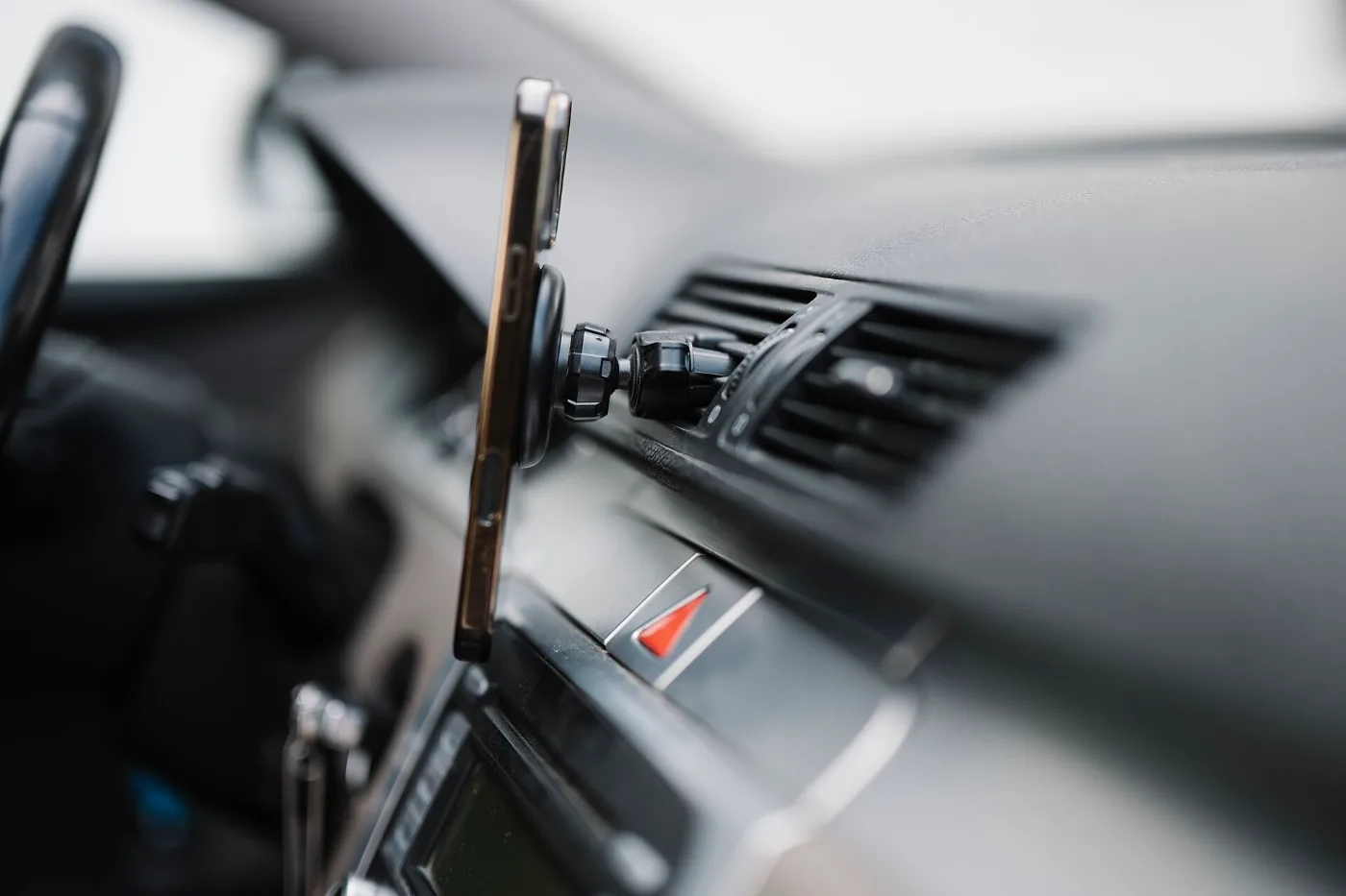 Teléfono montado en el tablero del carro con la aplicación de navegación abierta