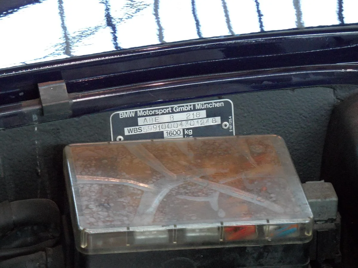 Placa metálica de identificación del vehículo con el número VIN grabado dentro del compartimiento del carro