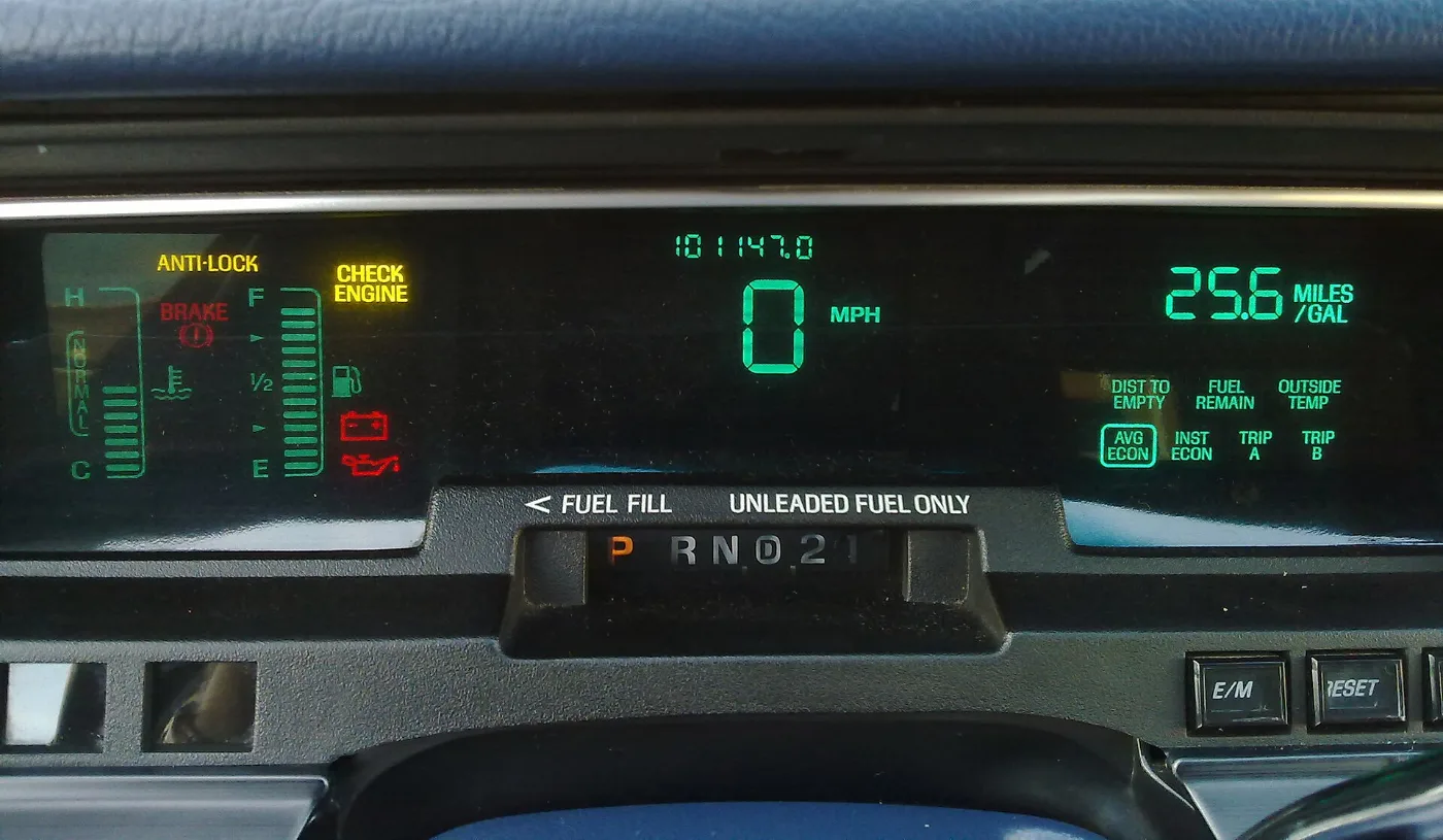 Tablero digital de un carro con el odómetro visible, dato que se revisa junto con el VIN antes de comprar