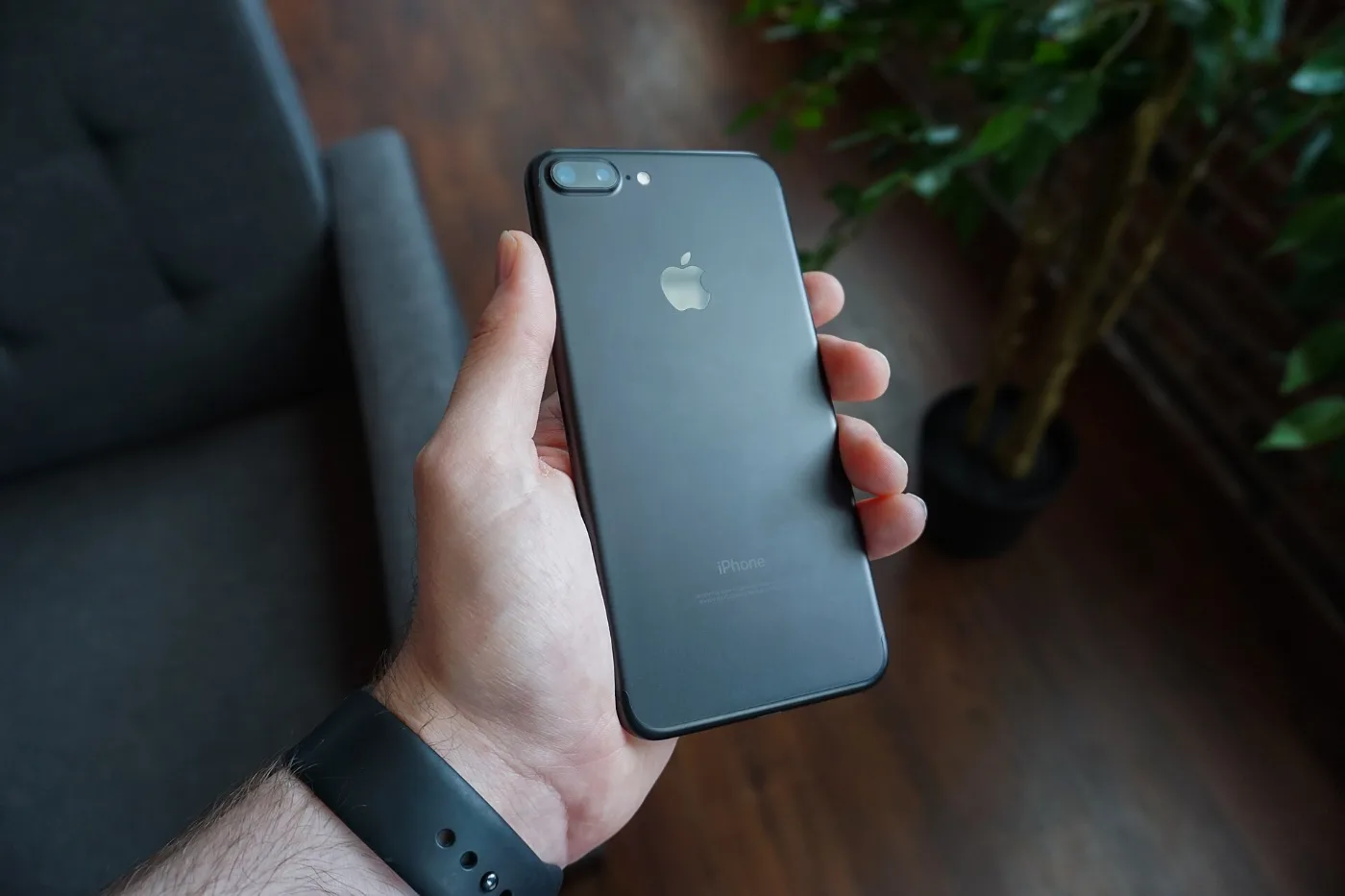Mano sosteniendo un celular, el único paso que necesitas para tramitar tu placa temporal con nosotros