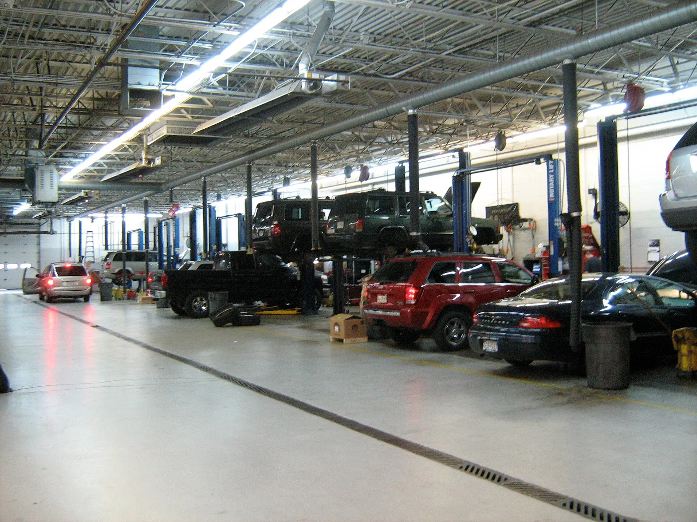 Taller de un concesionario de autos con vehículos en servicio