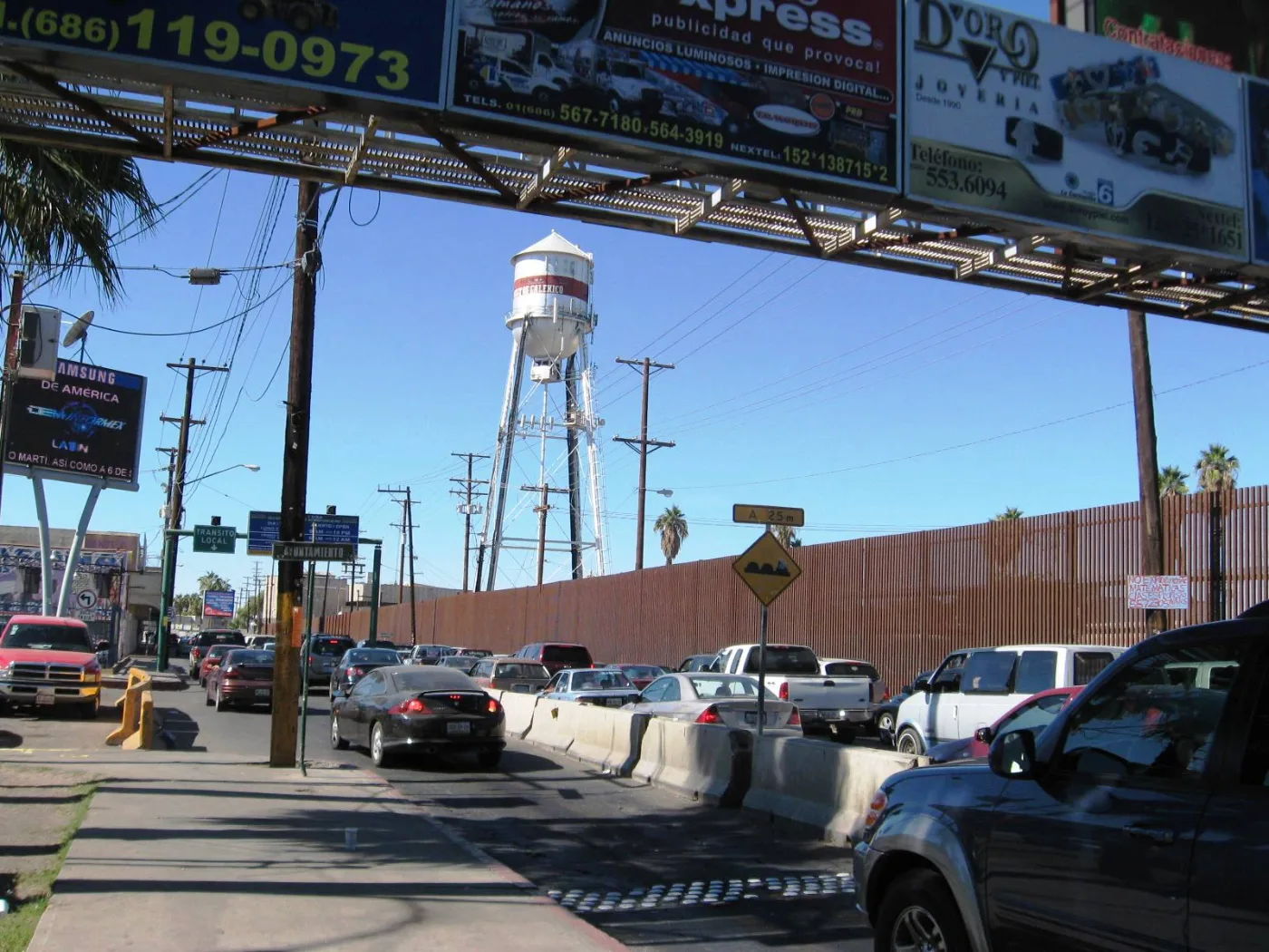 Fila de carros esperando para cruzar la frontera entre Estados Unidos y México