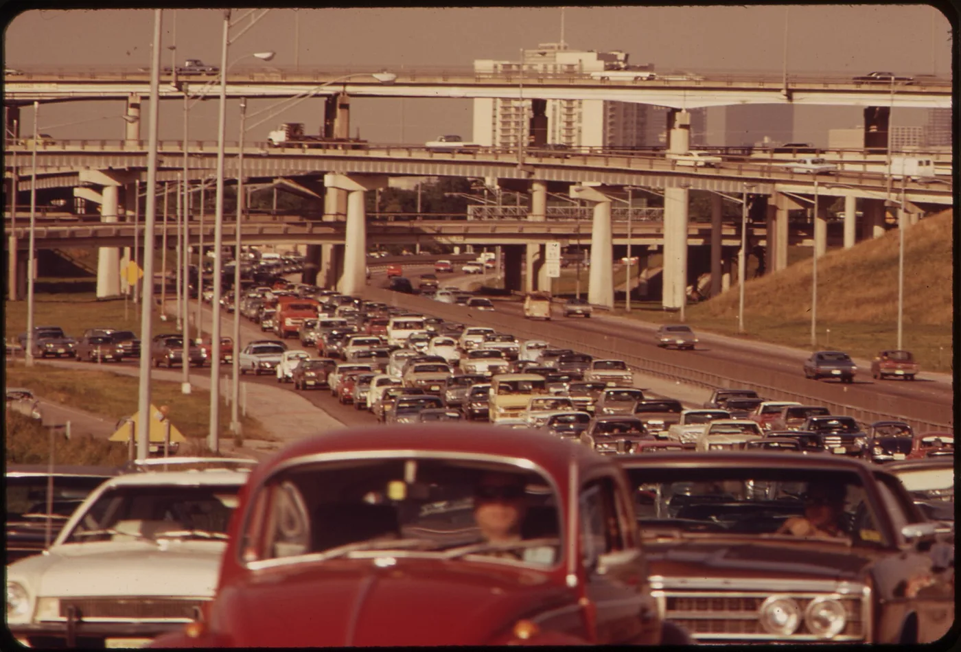 Autopista con tráfico en Houston, Texas: el estado y la vigencia hacen variar el monto de la placa