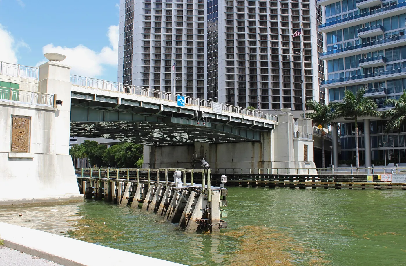 Puente de Brickell Avenue en Miami, Florida, ciudad donde resolvemos compras entre particulares