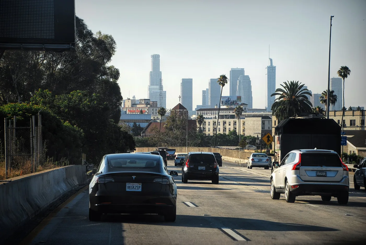 Tráfico en una autopista de Los Ángeles, California, donde piden los mismos documentos que en el resto del país