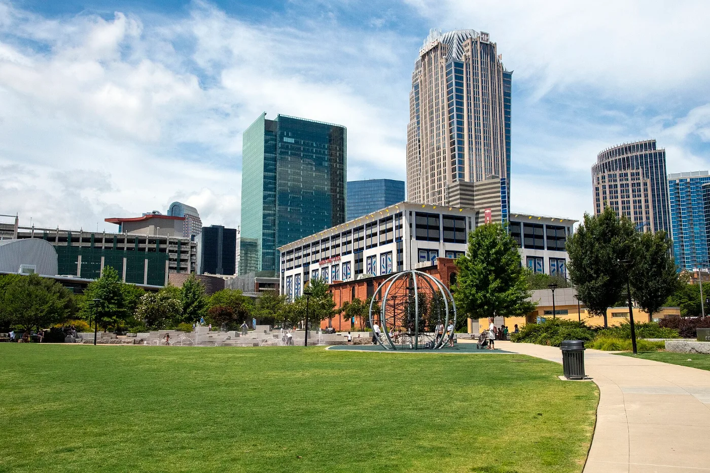 Vista del uptown de Charlotte, Carolina del Norte, ciudad donde revisamos nombre y VIN antes de emitir