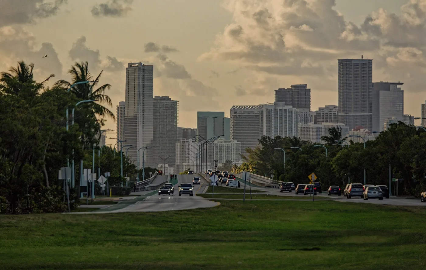 Vista de Miami, Florida, ciudad donde tramitamos placas temporales registradas en 20-30 minutos por WhatsApp