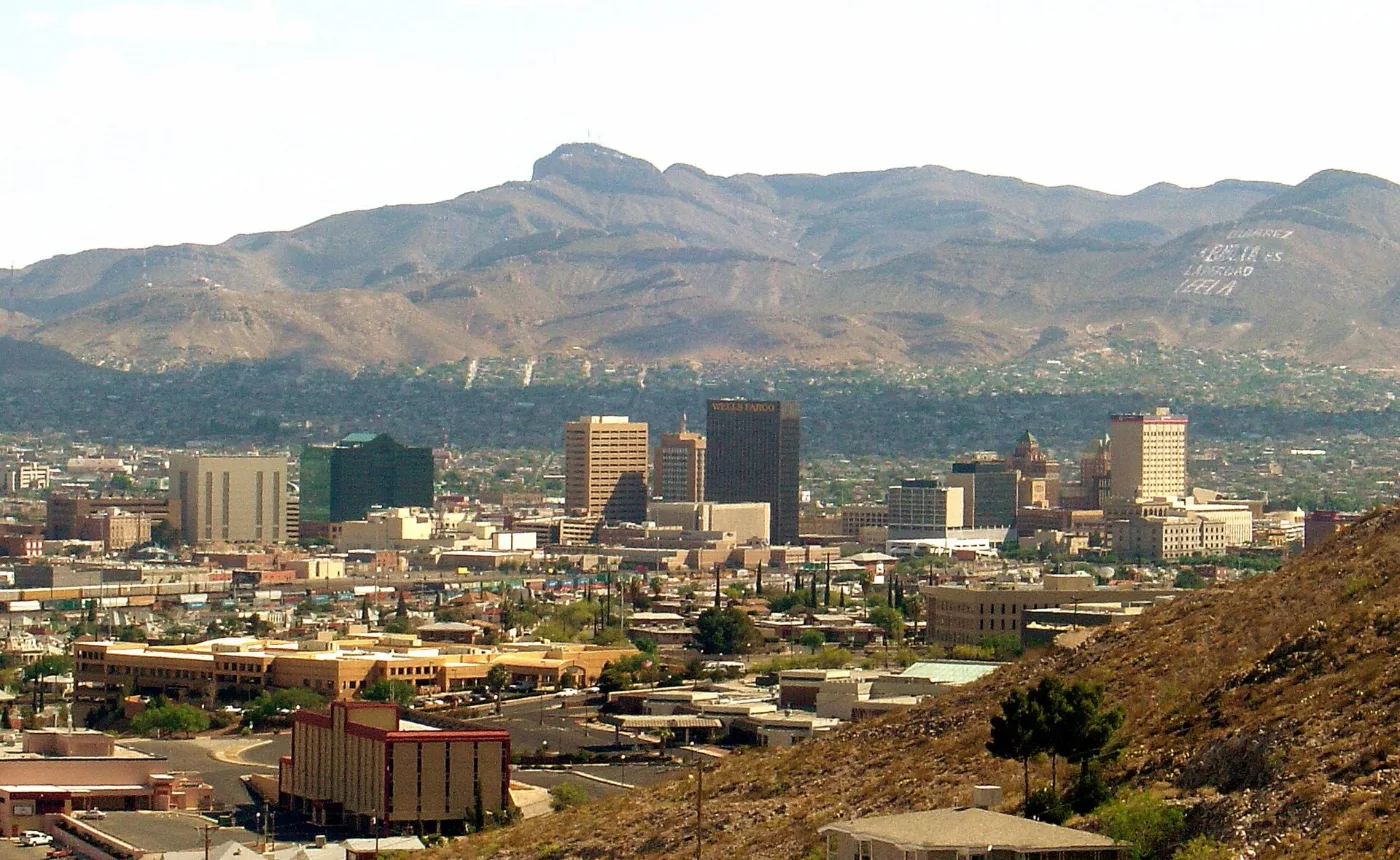 Vista de El Paso, Texas, ciudad donde tramitamos placas temporales registradas en 20-30 minutos por WhatsApp