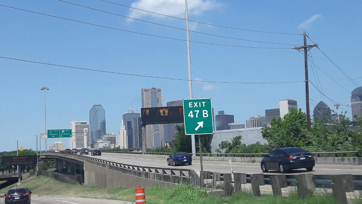 Salida 47 de una autopista en Dallas, Texas, donde la vigencia de 30 o 60 días cubre la compra a particular