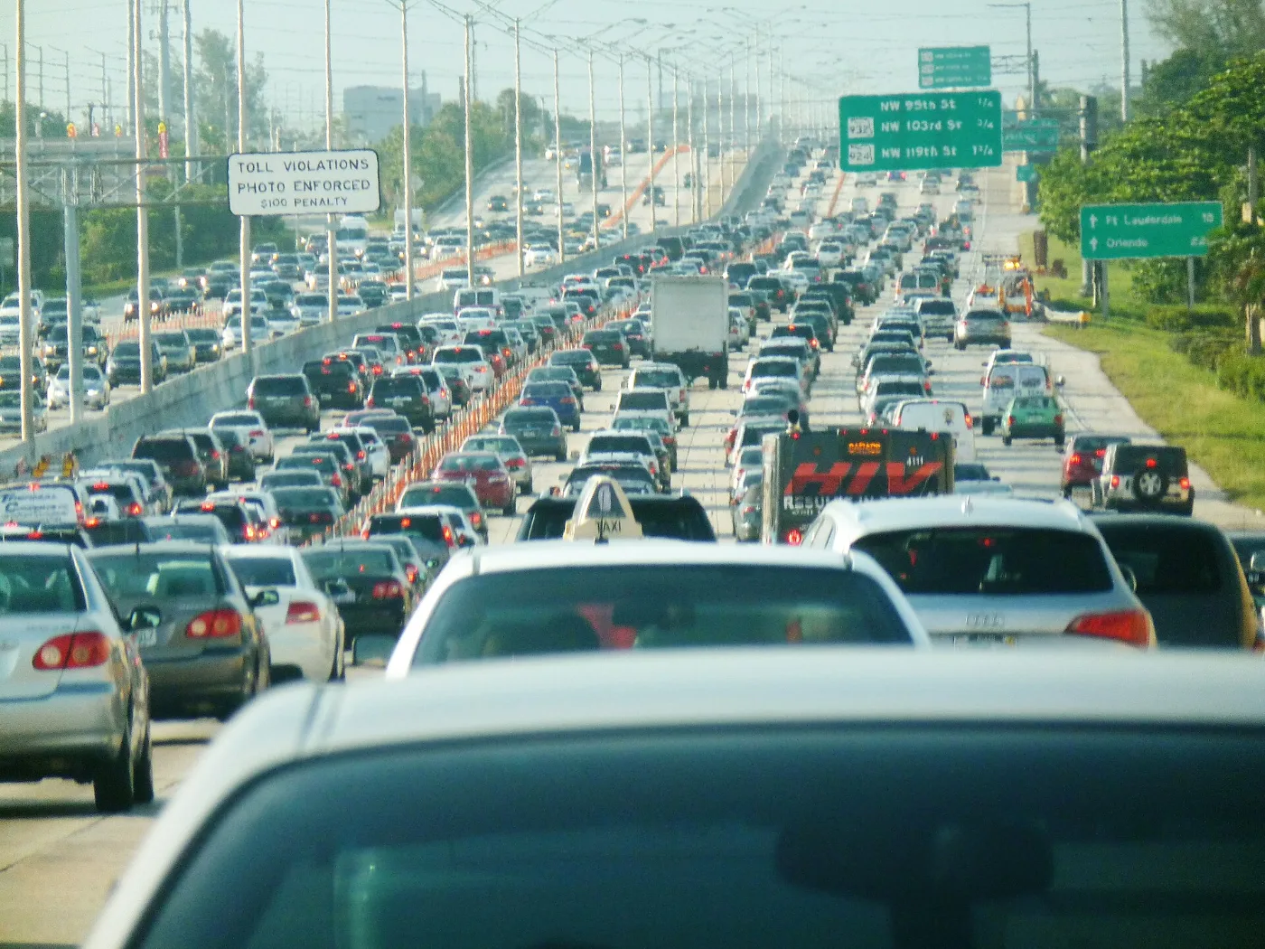 Tráfico en una autopista interestatal: con placa temporal registrada cruzas estados mientras titulas tu carro