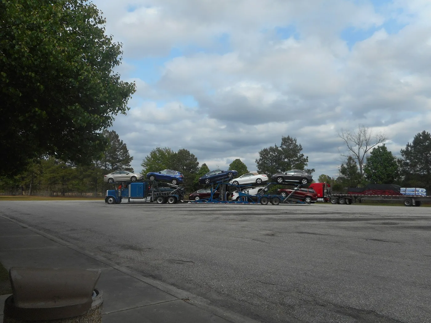 Carros transportados en una carretera interestatal, ejemplo de vehículos que circulan con placa temporal de 30, 60 o 90 días
