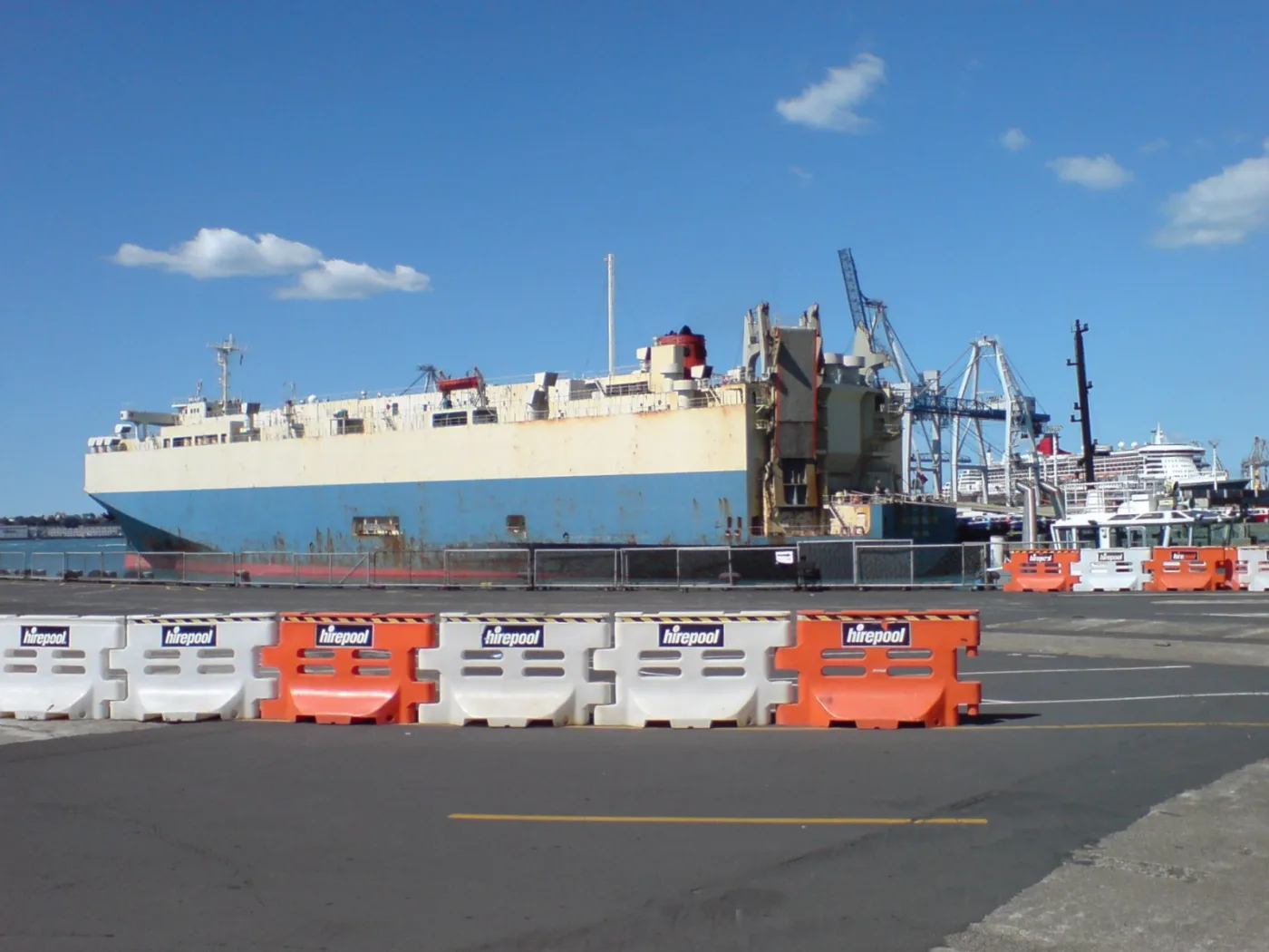 Barco de carga de vehículos en una terminal portuaria, ruta común para carros importados de otro país