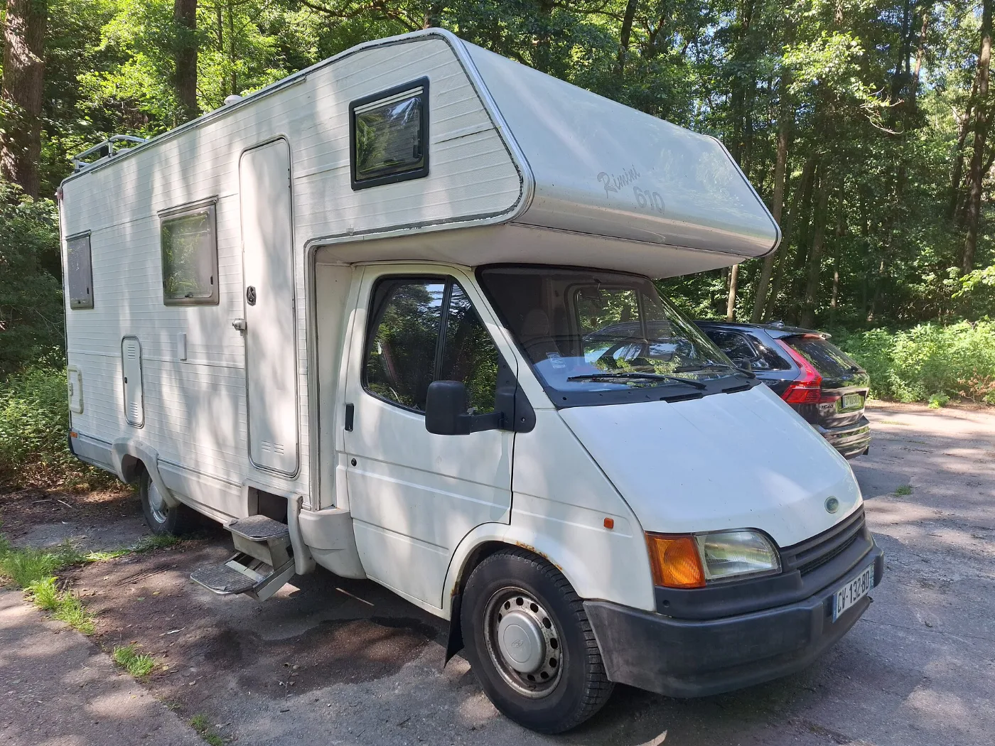 Camper blanco estacionado, vehículo cuyo VIN suele estar en el chasis y en la puerta del conductor
