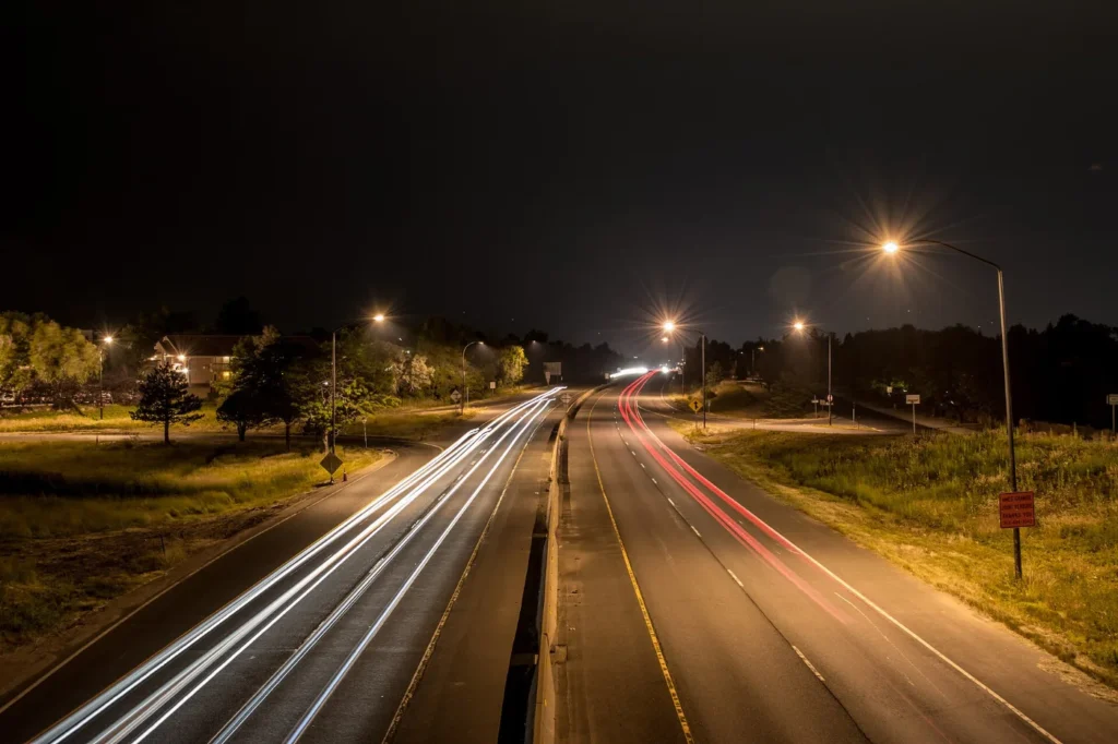 Faros y luces traseras de carros circulando de noche, cuando también tramitamos placas temporales