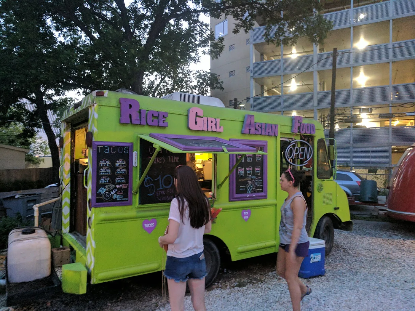 Food truck de colores estacionado en la calle, negocio que circula con placa temporal mientras se registra