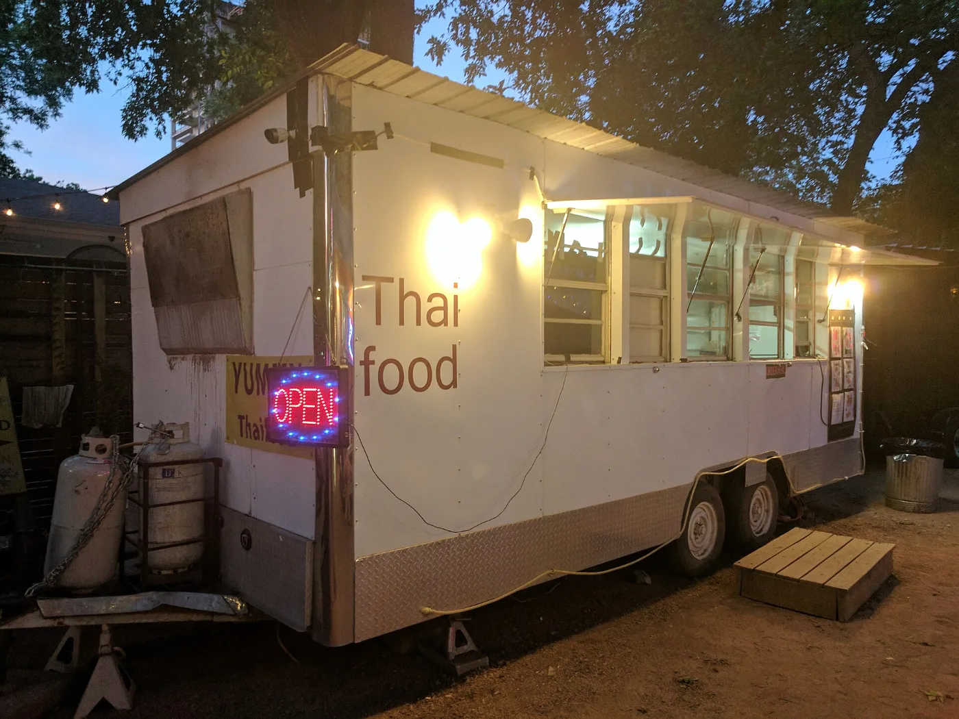 Remolque de cocina estacionado, ejemplo de vehículo remolcado que necesita su propia placa