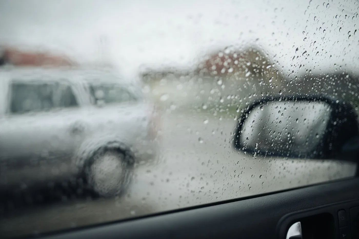 Gotas de lluvia sobre la ventana de un carro, la causa más común de una placa temporal de papel dañada