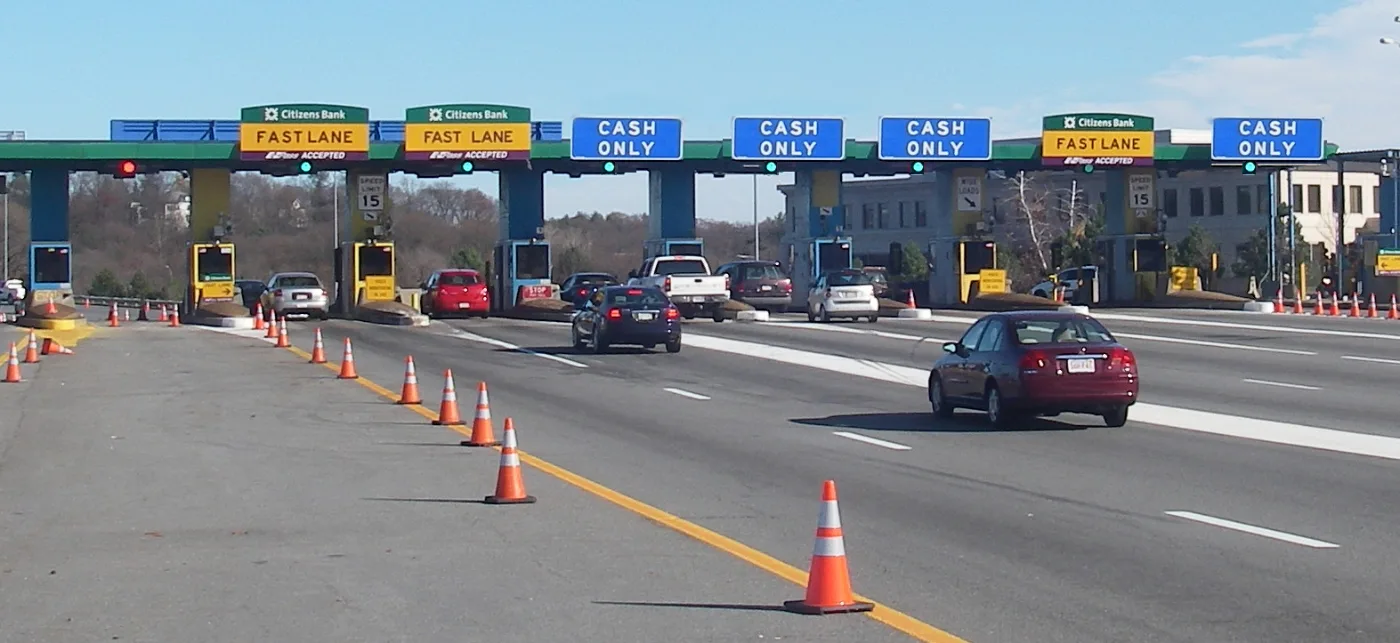 Autopista con carriles de cobro electrónico, donde debes actualizar tu cuenta al recibir la placa definitiva