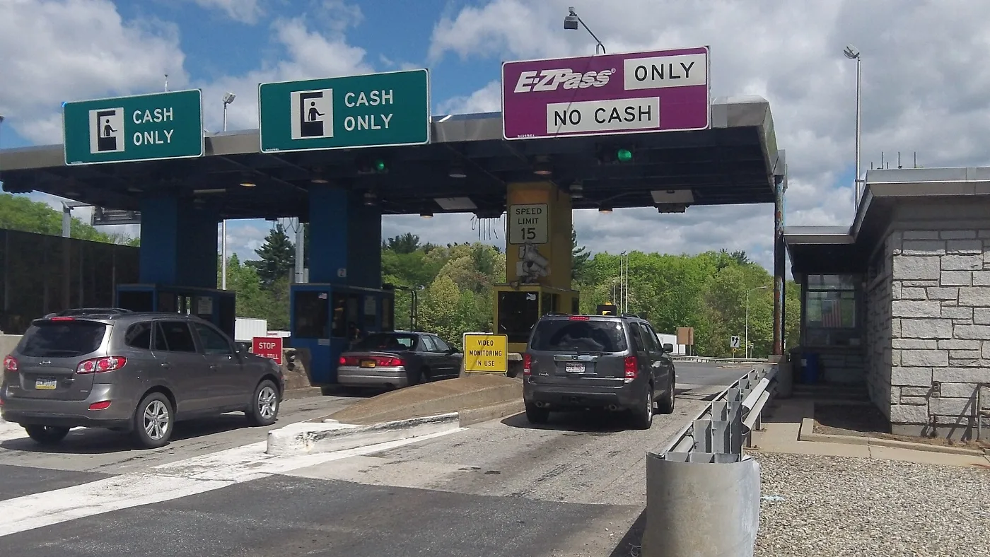 Letreros de carriles de peaje electrónico en una carretera, donde se cobra por transpondedor o por placa