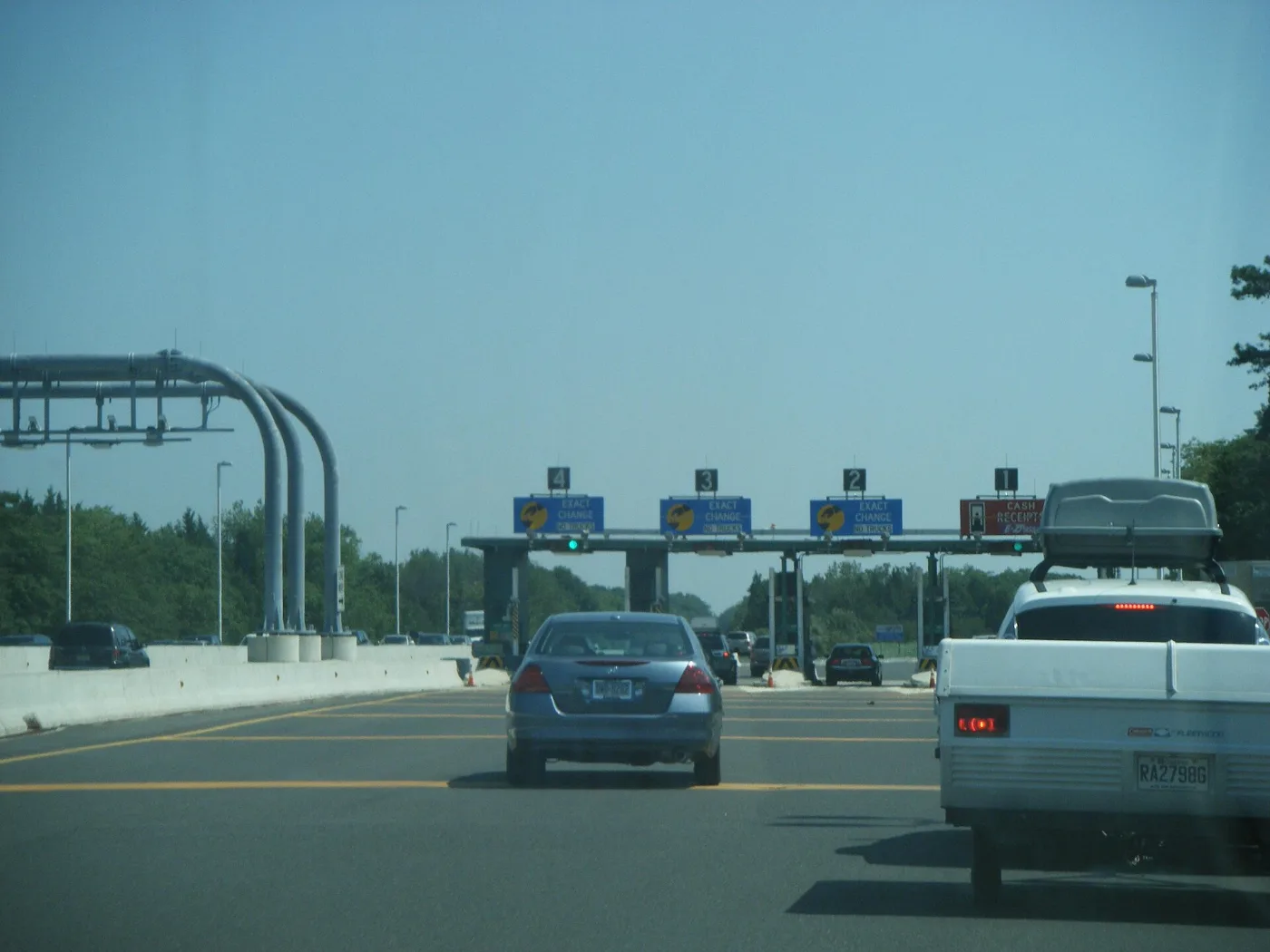 Plaza de cobro de peaje en una autopista, donde el sistema lee el transpondedor o la placa del carro