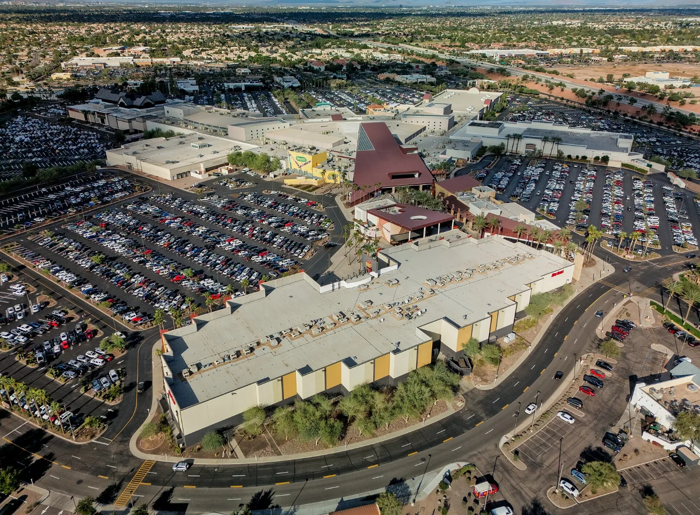 Vista aérea de la zona comercial de Chandler, Chandler: placa temporal registrada con agentes y dealers licenciados ante el DMV