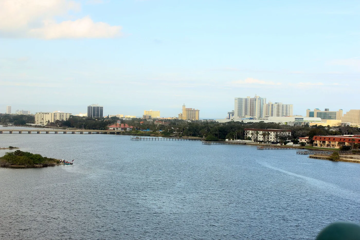 Calles de Daytona Beach, Florida, donde tramitamos placas temporales en 20-30 minutos por WhatsApp