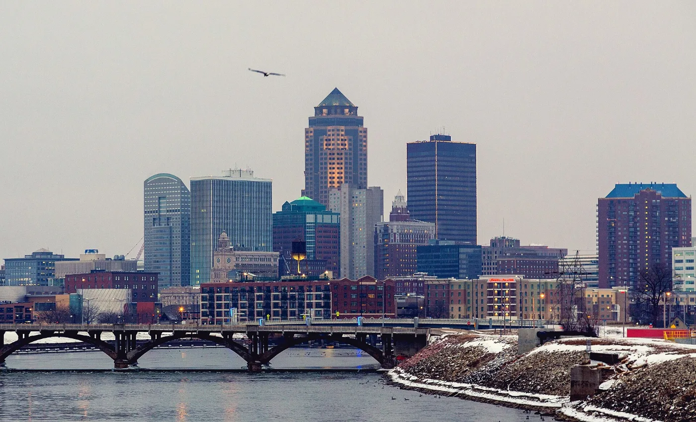 Calles de Des Moines, Iowa, donde tramitamos placas temporales en 20-30 minutos por WhatsApp