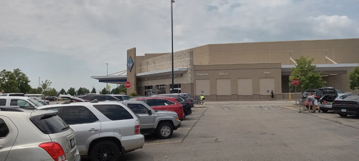 Calles de Elgin, Illinois: placa temporal registrada con agentes y dealers licenciados ante el DMV