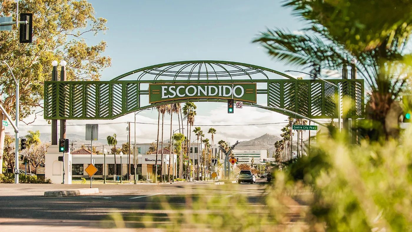 Calles de Escondido, California: placa temporal registrada con agentes y dealers licenciados ante el DMV