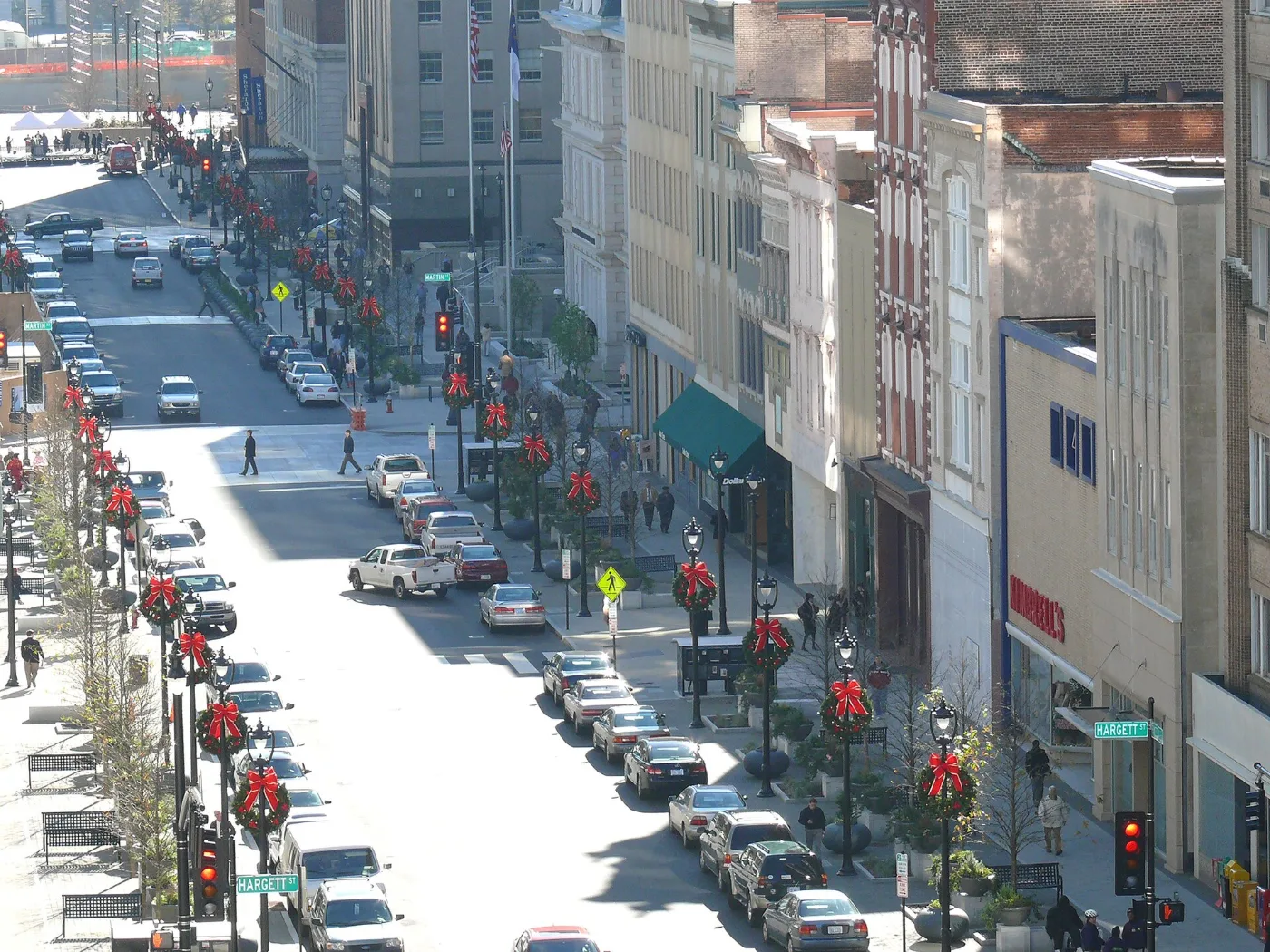 Calles de Fayetteville, Carolina del Norte, donde tramitamos placas temporales en 20-30 minutos por WhatsApp