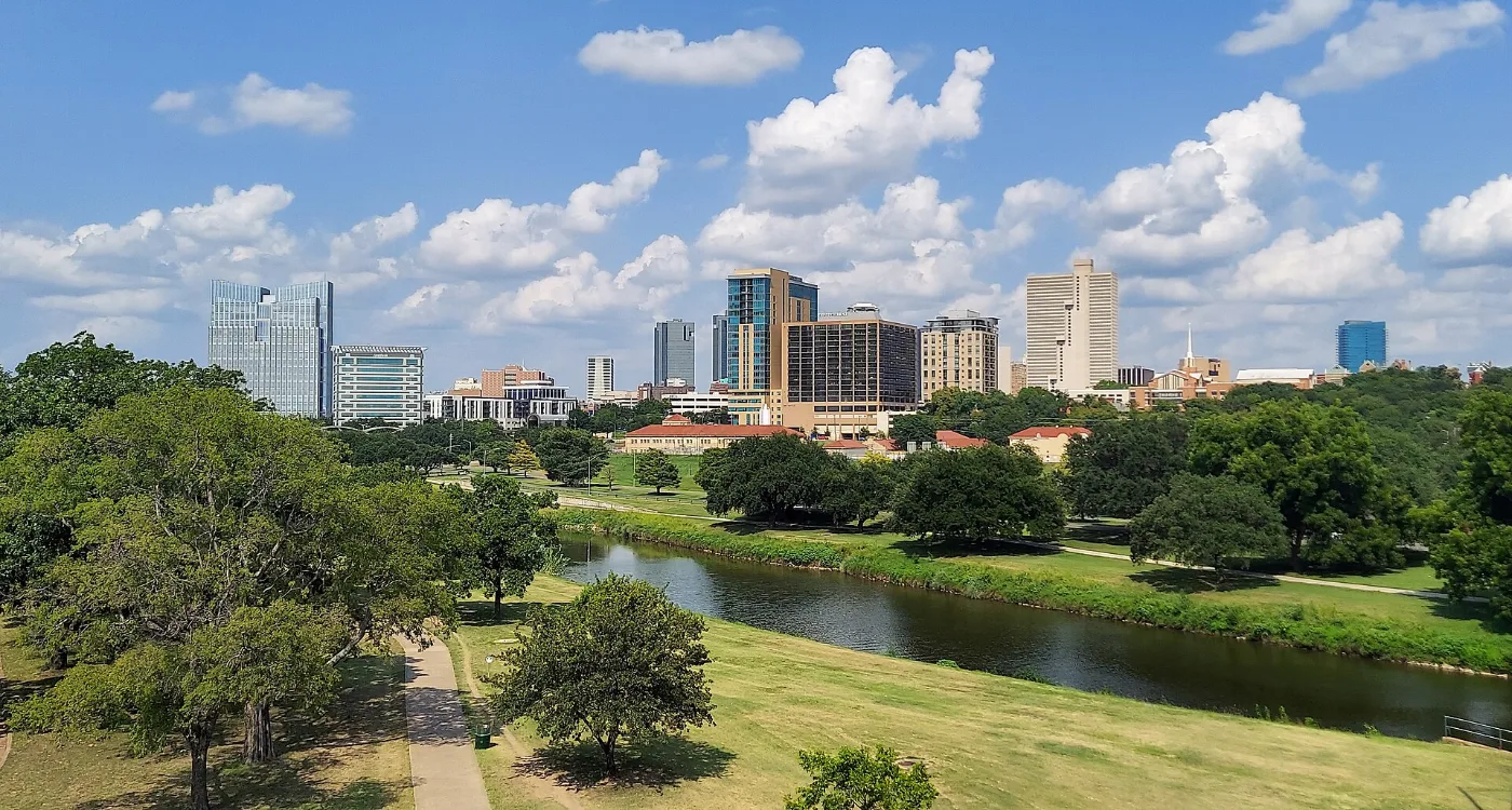 Calles de Fort Worth, Texas, donde tramitamos placas temporales en 20-30 minutos por WhatsApp
