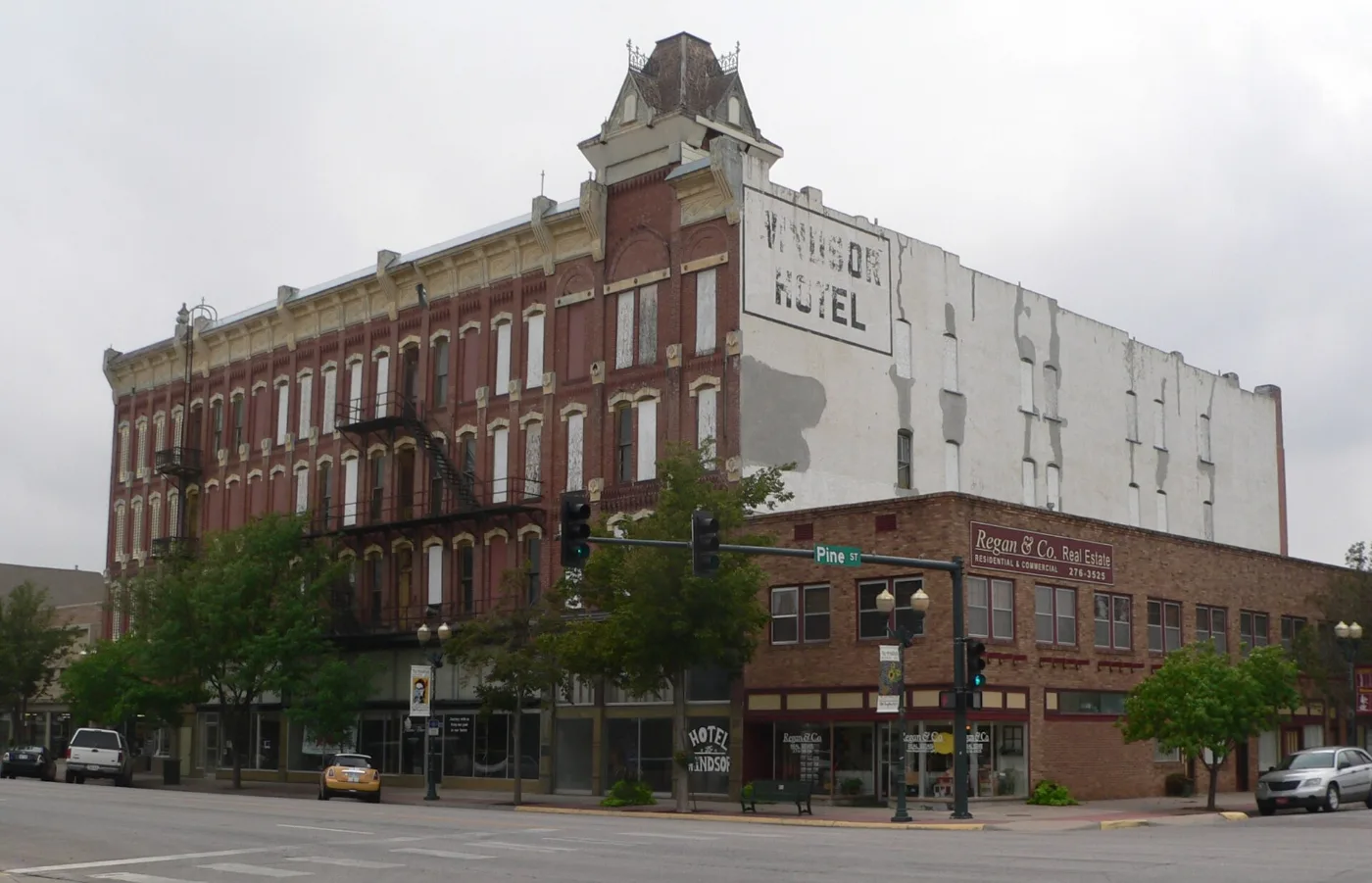 Calles de Garden City, Kansas: placa temporal registrada con agentes y dealers licenciados ante el DMV
