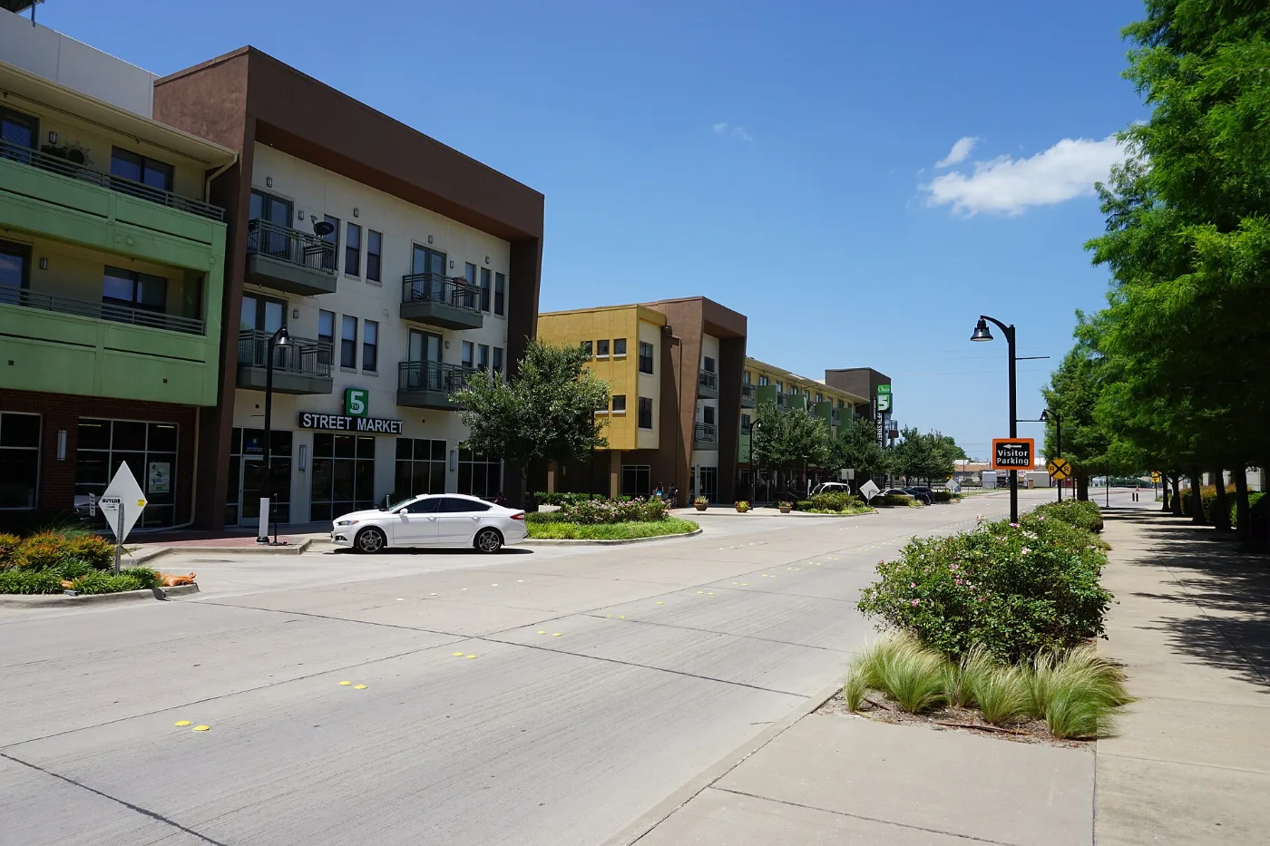 Calle del centro histórico de Garland en Garland, Texas, zona donde tramitamos placas temporales de 30, 60 o 90 días