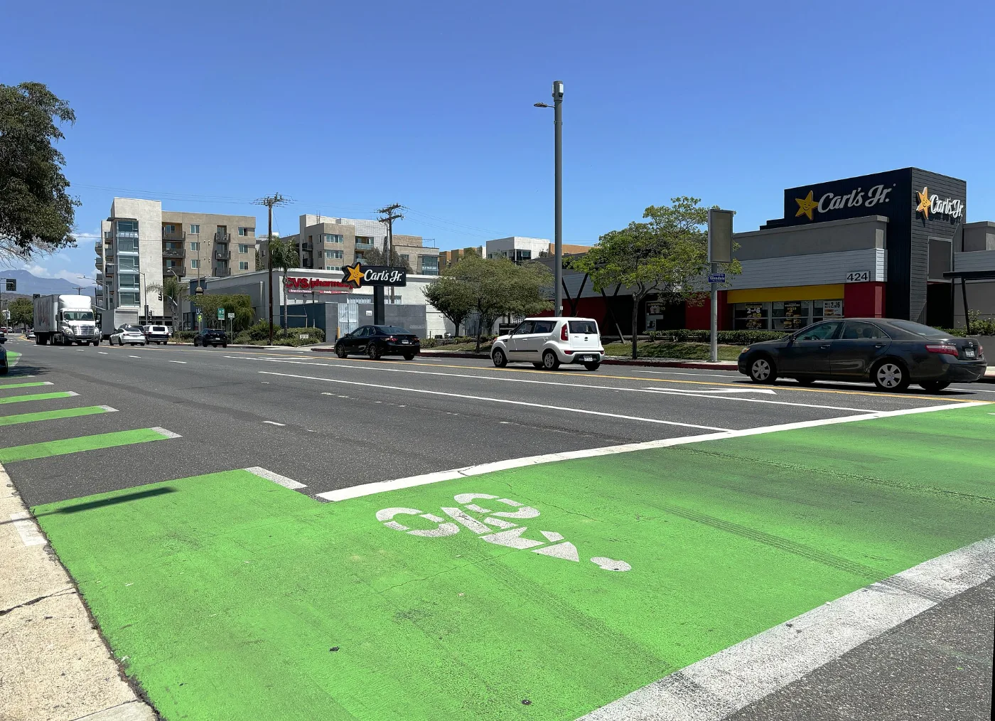 Los Feliz Boulevard, Glendale (CA): placa temporal registrada con agentes y dealers licenciados ante el DMV