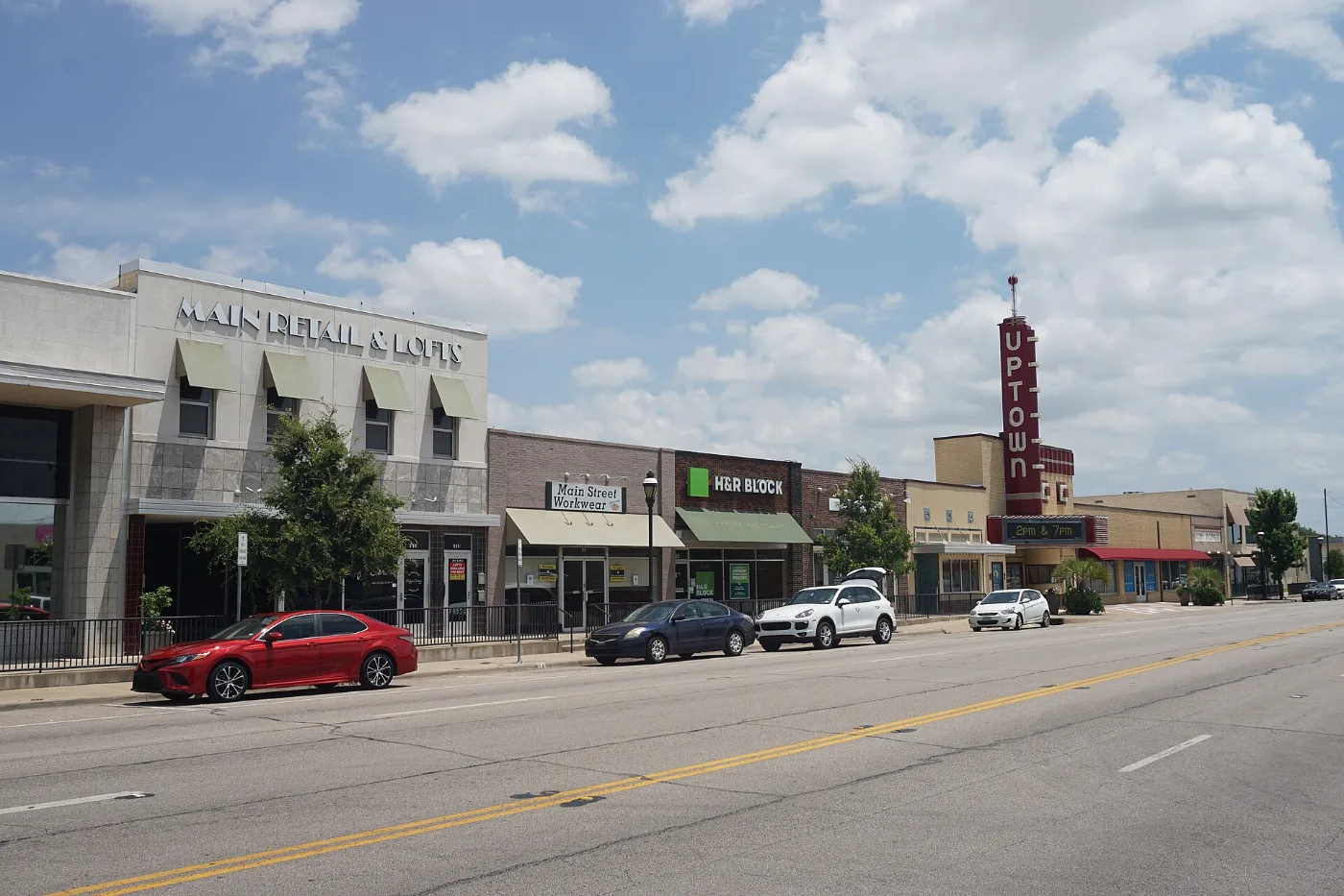 Calles de Grand Prairie, Texas: placa temporal registrada con agentes y dealers licenciados ante el DMV
