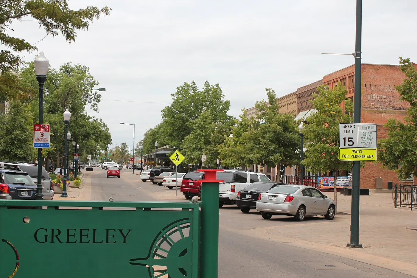 Calles de Greeley, Colorado: placa temporal registrada con agentes y dealers licenciados ante el DMV