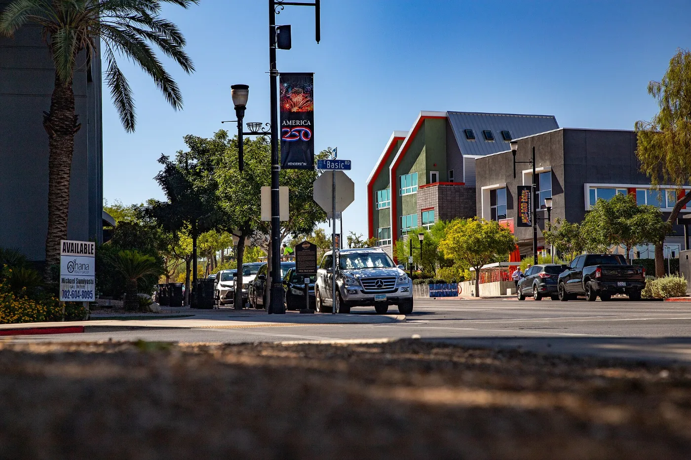 El cruce de Water Street y Basic Road, Henderson: placa temporal registrada con agentes y dealers licenciados ante el DMV