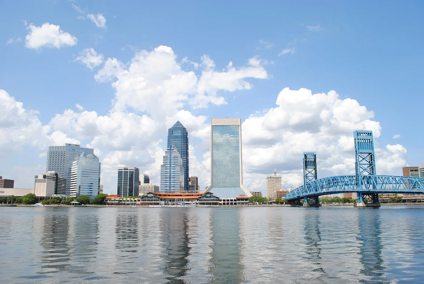 Calles de Jacksonville y Fort Myers, Florida, donde tramitamos placas temporales en 20-30 minutos por WhatsApp