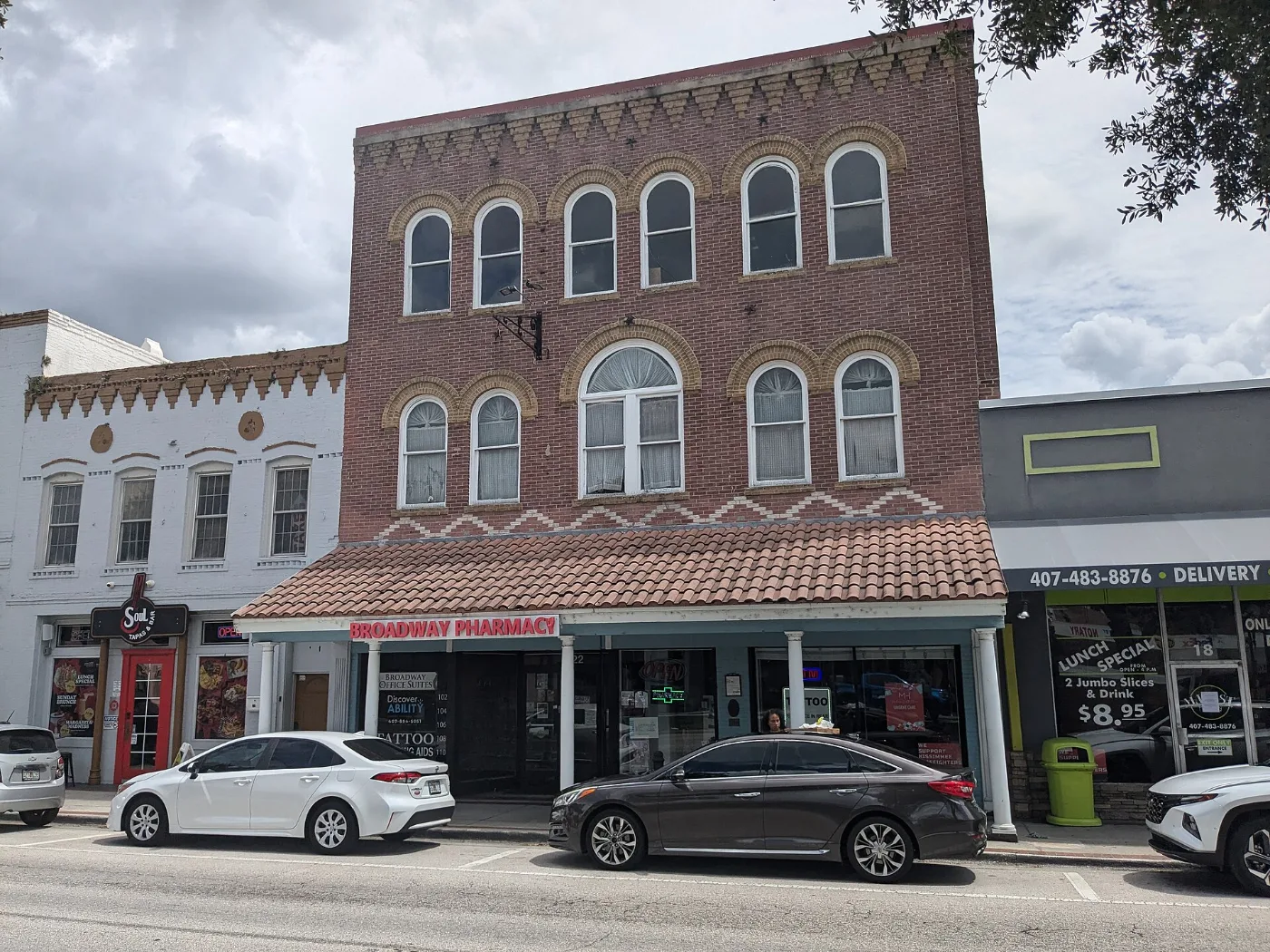 Calles de Kissimmee, Florida, donde tramitamos placas temporales en 20-30 minutos por WhatsApp