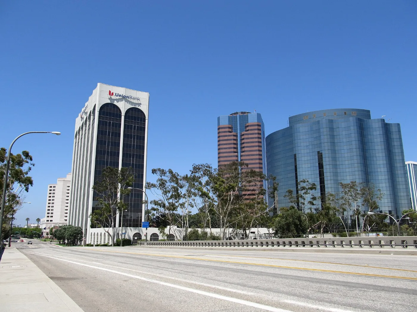 Calles de Long Beach, California: placa temporal registrada con agentes y dealers licenciados ante el DMV