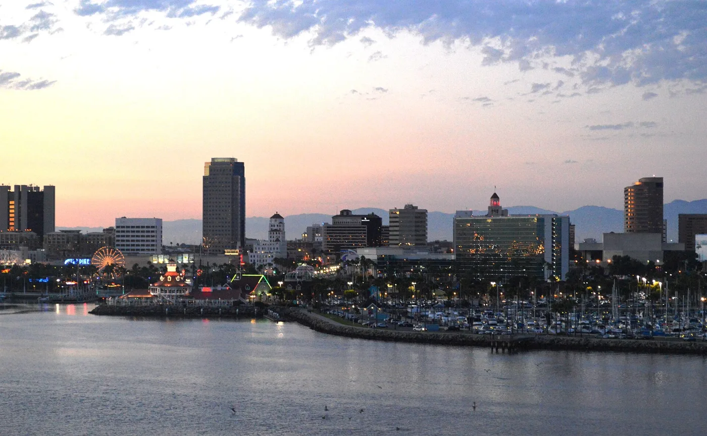 Vista de Long Beach, California: pide tu placa temporal desde el celular y recíbela en 20-30 minutos