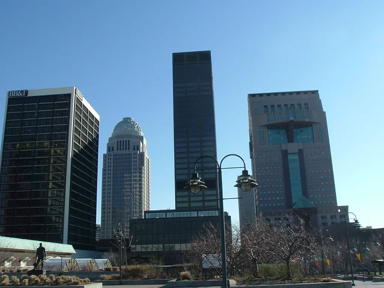 Calles de Louisville, Kentucky, donde tramitamos placas temporales en 20-30 minutos por WhatsApp