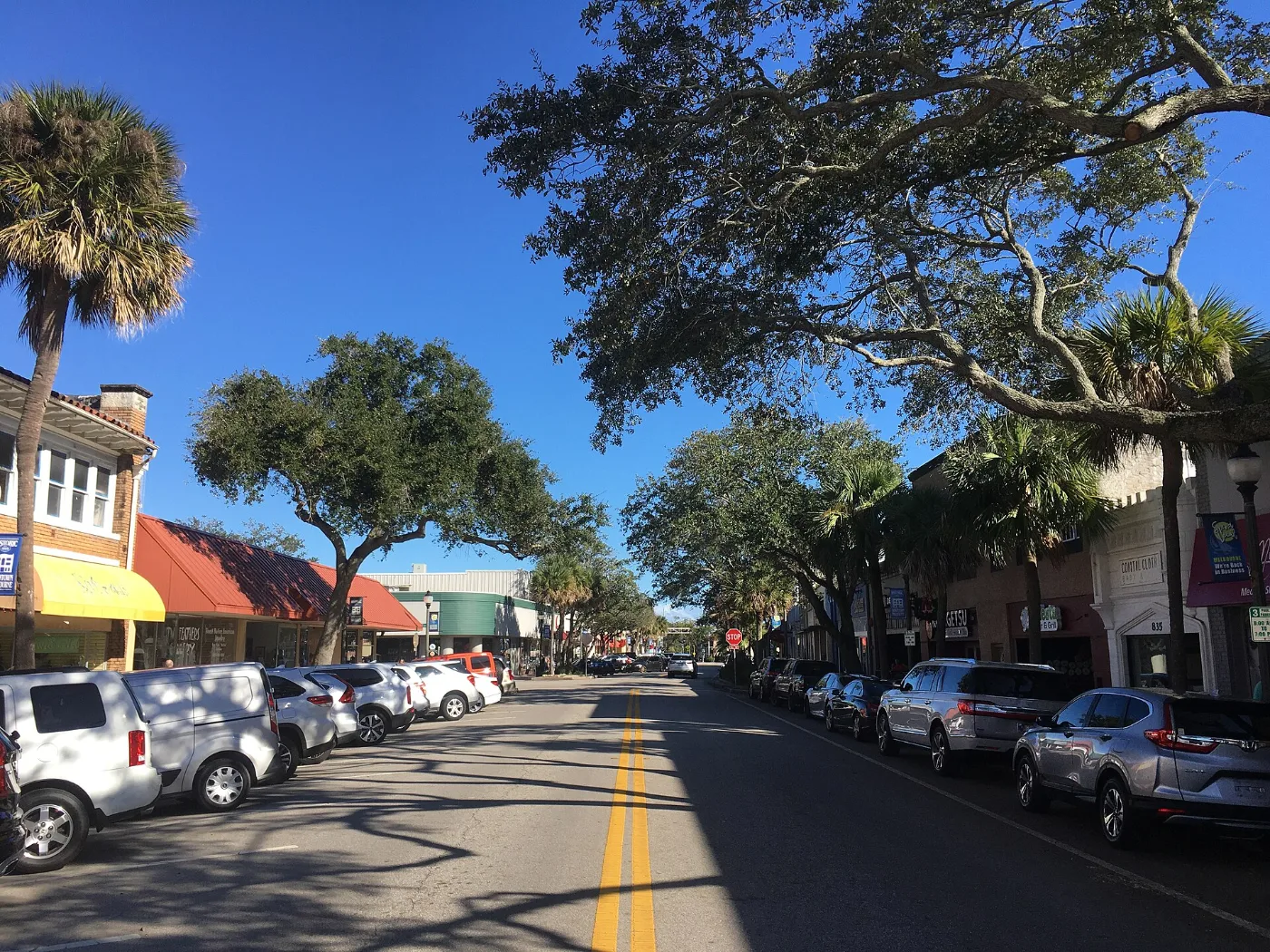 Calles de Melbourne, Florida, donde tramitamos placas temporales en 20-30 minutos por WhatsApp