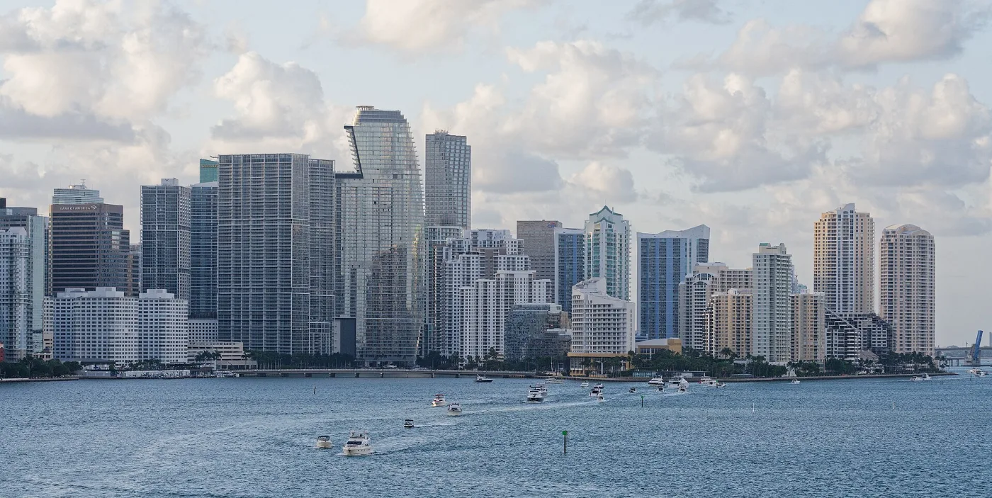 Calles de Miami, Florida, donde tramitamos placas temporales en 20-30 minutos por WhatsApp