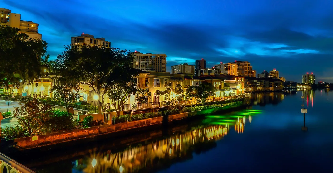 Calles de Naples, Florida, donde tramitamos placas temporales en 20-30 minutos por WhatsApp